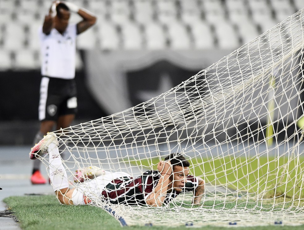 Calegari salva gol feito de Guilherme Santos — Foto: André Durão