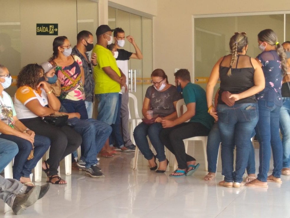 Familiares se despedem de Elizabete e Victor, avó e neto que faleceram em acidente na BR-365 — Foto: Ana Carolina Ferreira/Inter TV Grande Minas