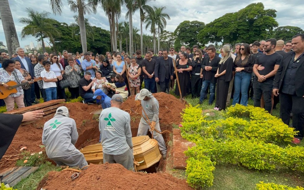 Enterro de Dona Carmem, mãe do cantor Leonardo — Foto: Michel Gomes/g1