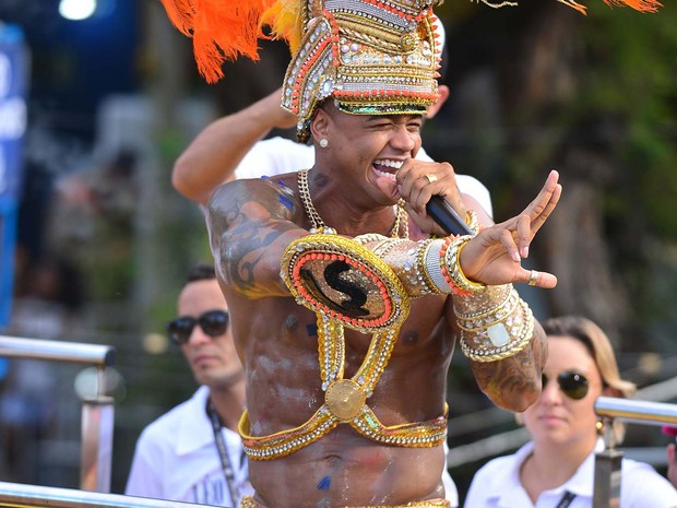 Léo Santana acena para o público enquanto puxa o bloco Muquiranas, em Salvador (Foto: Max Haack /Ag Haack)