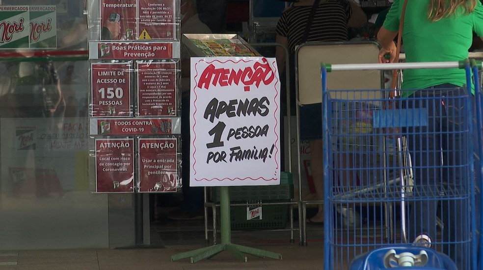 Supermercados de Batatais (SP) podem abrir até segunda-feira (17) durante confinamento contra Covid. Depois, até 31 de maio, somente o delivery é liberado. — Foto: Marcelo Moraes/EPTV