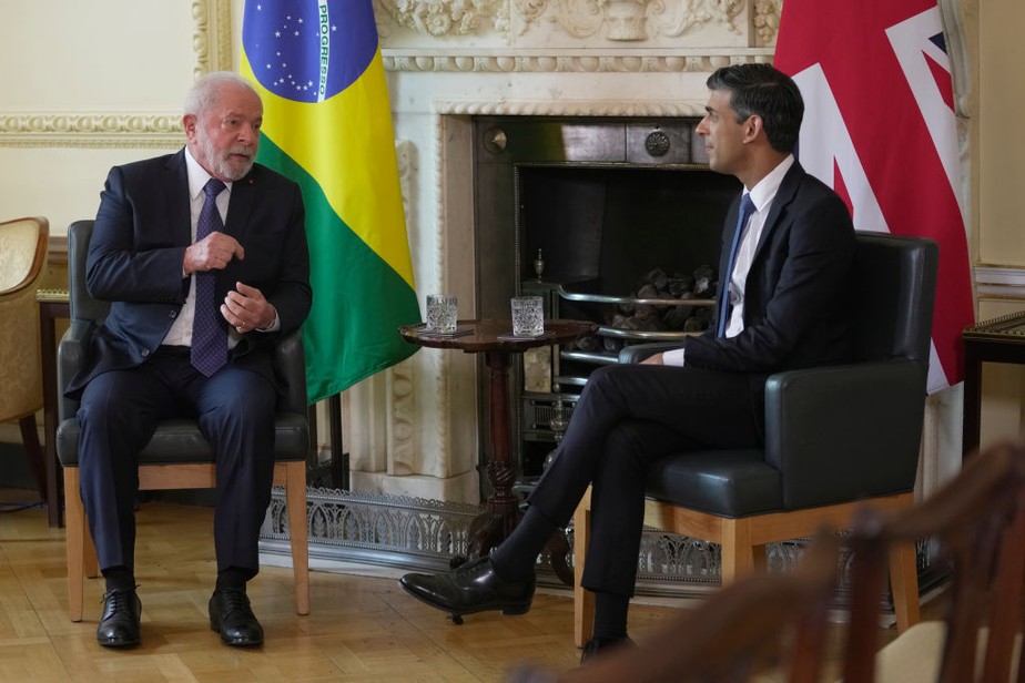 Primeiro-ministro britânico, Rishi Sunak, com o presidente do Brasil, Lula da Silva, durante reunião em 5 de maio de 2023
