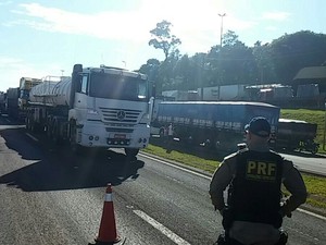 Na região de Cascavel, no oeste, caminhoneiros bloqueiam a BR-277 próximo ao Trevo Cataratas, desde as 10h desta segunda-feira (23) (Foto: PRF / Divulgação)