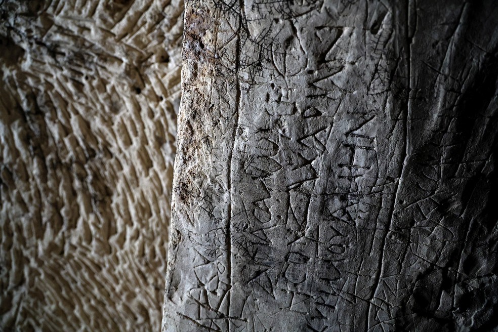 Inscrições deixadas por peregrinos são vistas na parede. — Foto: Reprodução/Reuters/Ammar Awad