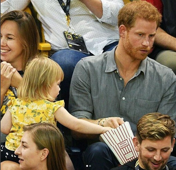 emily bem à vontade pegando a pipoca do Príncipe Harry (Foto: Reprodução - Instagram)
