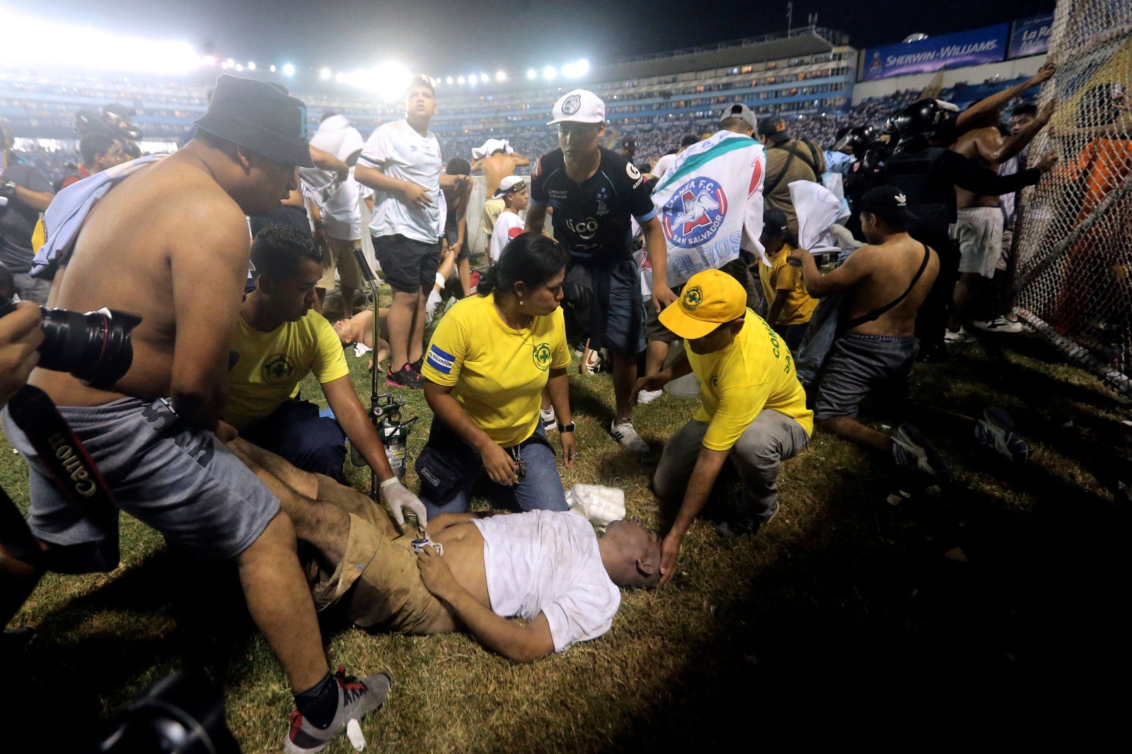Torcedores de futebol haviam se reunido para assistir a um torneio local, informou a polícia — Foto: Milton Flores / AFP