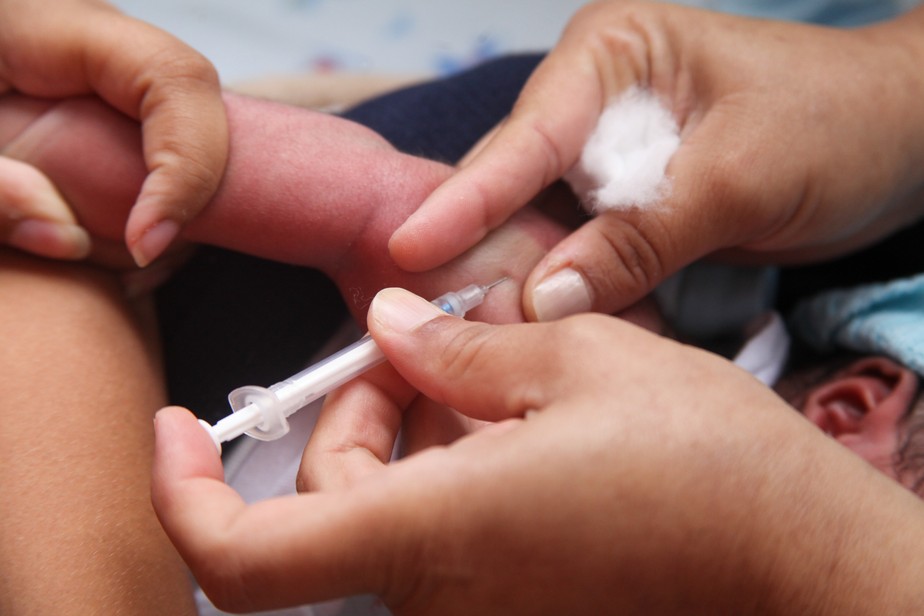 Cobertura vacinal de crianças com a BCG está abaixo de 60%, e estados têm baixa no estoque.