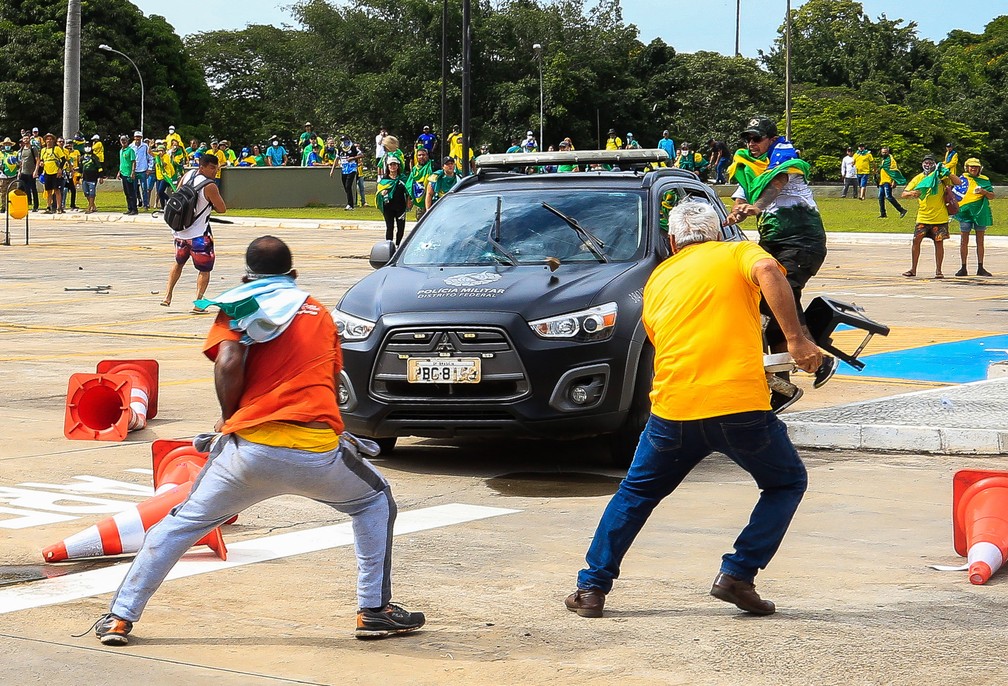 Criminosos atacam uma viatura da Polícia Militar durante atos violentos em Brasília — Foto: Sergio Lima/AFP