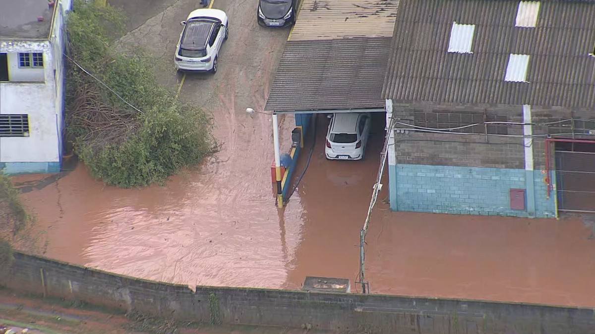 Chuva forte invade casas e alaga ruas em Barueri, na Grande S&atilde;o Paulo | S&atilde;o  Paulo | G1