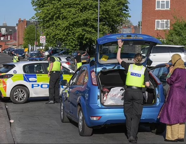 Polícia montou operação policial para buscar mãe e filha (Foto: Reprodução/Daily Mail)