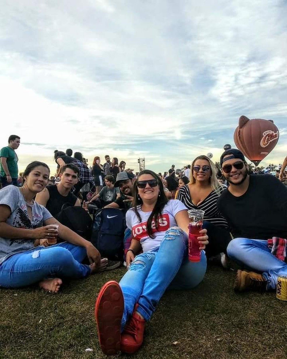 Kenia com os amigos no último João Rock; ela viaja para o STL Festival pela primeira vez — Foto: Arquivo pessoal