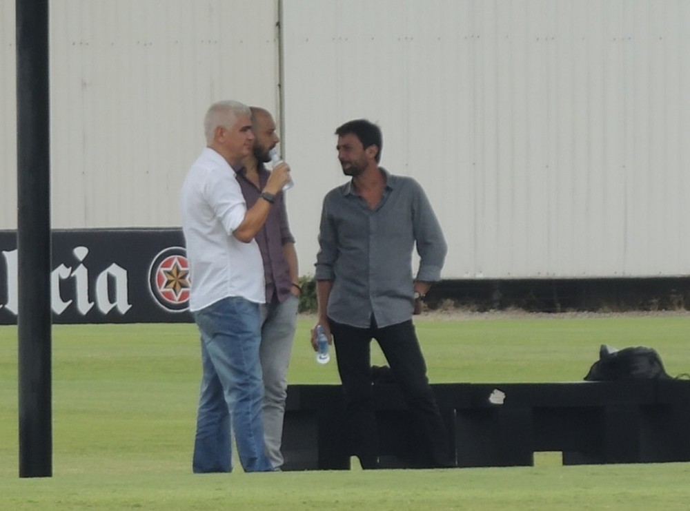 Duílio Monteiro e Alessandro veem juntos o treino do Corinthians nesta terça