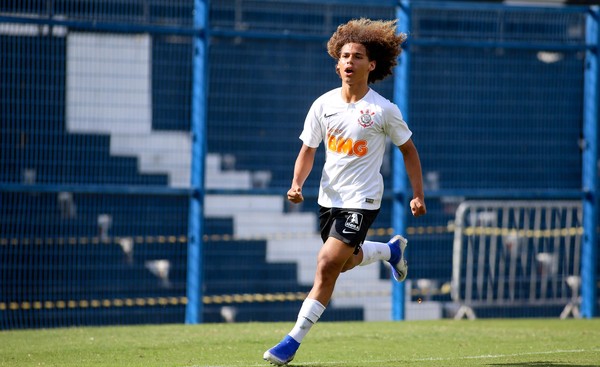 Promessa do Corinthians, Biro assina contrato profissional com multa de 30 milhões de euros