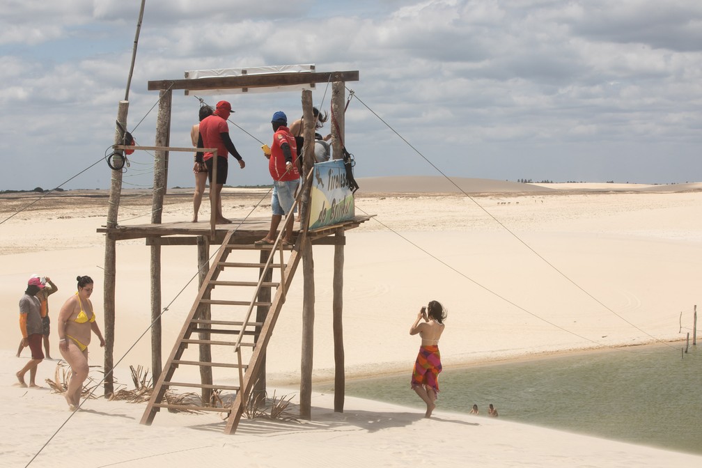 Turistas se preparam para andar na tirolesa: aventura em Jeri — Foto: Celso Tavares/G1