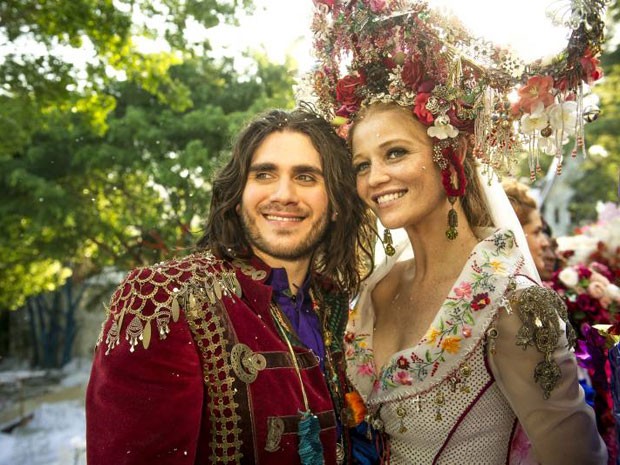Vestido de Milita traz referências à cultura cigana trazida pelo noivo (Foto: Renato Rocha Miranda/TV Globo)