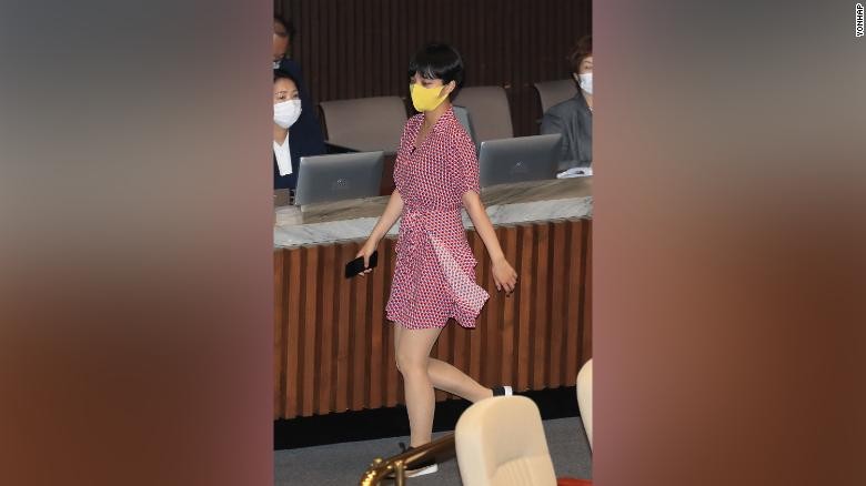 Parlamentar coreana sofre ataques misóginos por usar vestido em sessão (Foto: Reprodução)