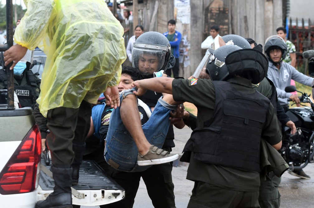 Polícia detém manifestantes que bloqueavam rua em Santa Cruz, na Bolívia, nesta segunda-feira (11) — Foto: Rodrigo Urzagasti/AFP