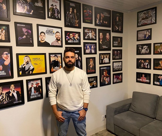 Gabriel Agra em seu estúdio (Foto: Quem)