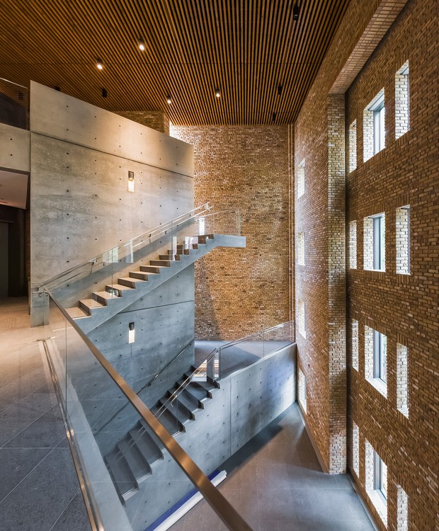Antigamente, o prédio era um conjunto de moradias. Com a reforma proposta por Tadao Ando, o espaço foi aproveitado de forma integral, criando um ambiente integrado (Foto: Jeff Goldberg/ Reprodução)