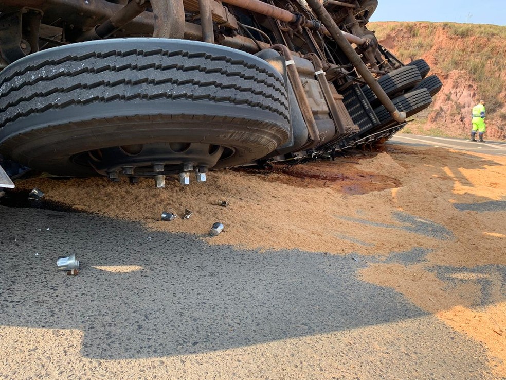 Motorista foi socorrido com ferimentos leves após tombamento em Botucatu — Foto: Pedro Zacchi/TV TEM