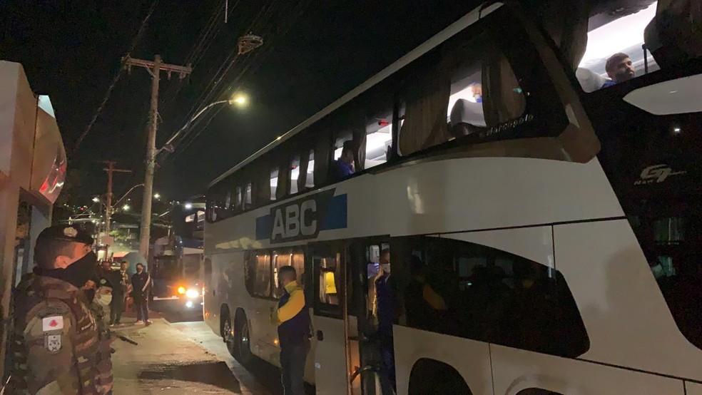 Membros do Boca Junior são levados à delegacia em Belo Horizonte — Foto: Guilherme Frossard