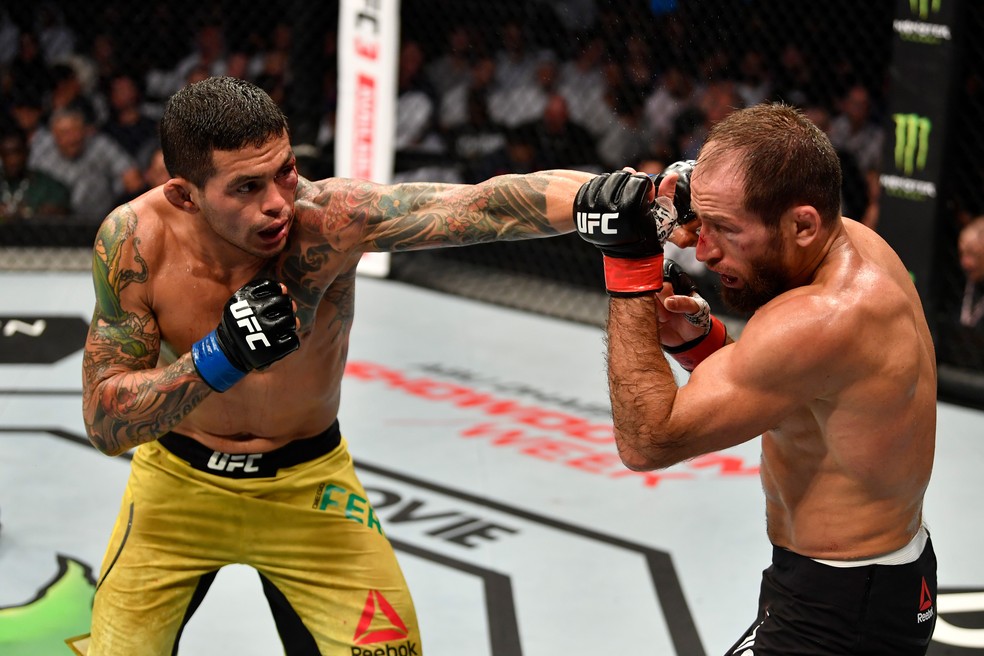 Carlos Diego Ferreira golpeia Mairbek Taisumov em sua vitÃ³ria no UFC 242 â?? Foto: Getty Images