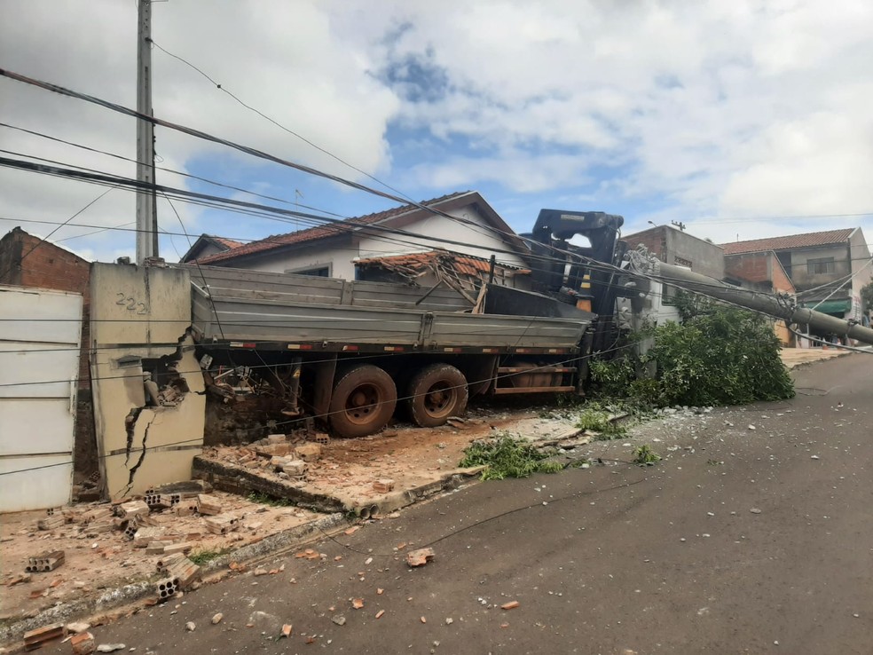 Poste atingido por caminhão sem freio rachou ao meio e deixou os bairros sem energia elétrica em Agudos — Foto: Adolfo Lima /TV TEM