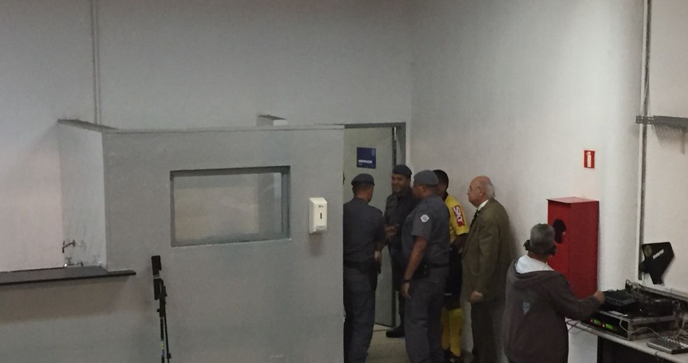 Policiais encaminharam Ã¡rbitro e auxiliar do Palmeiras a um delegado (Foto: Felipe Zito)