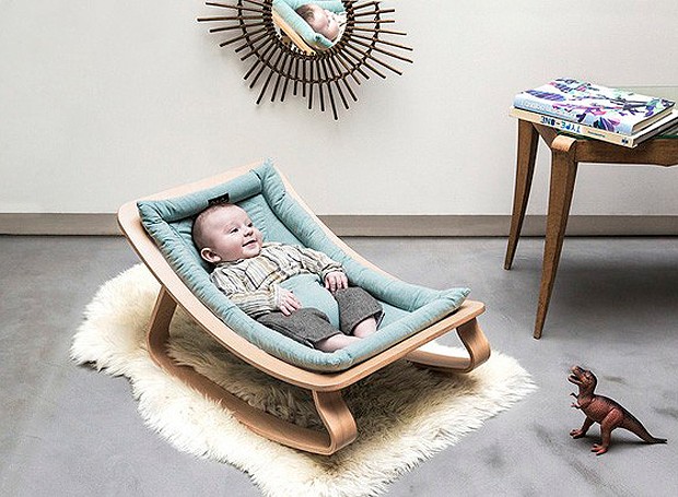 Berço Baby Rocker, com design de Charlie Crane para a Levo, integra a mostra (Foto: Divulgação)