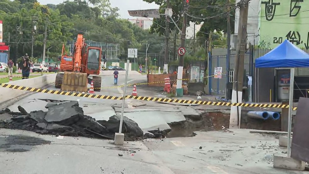Avenida na Zona Oeste é interditada após cratera se abrir durante obra da Sabesp — Foto: Reprodução/TV Globo