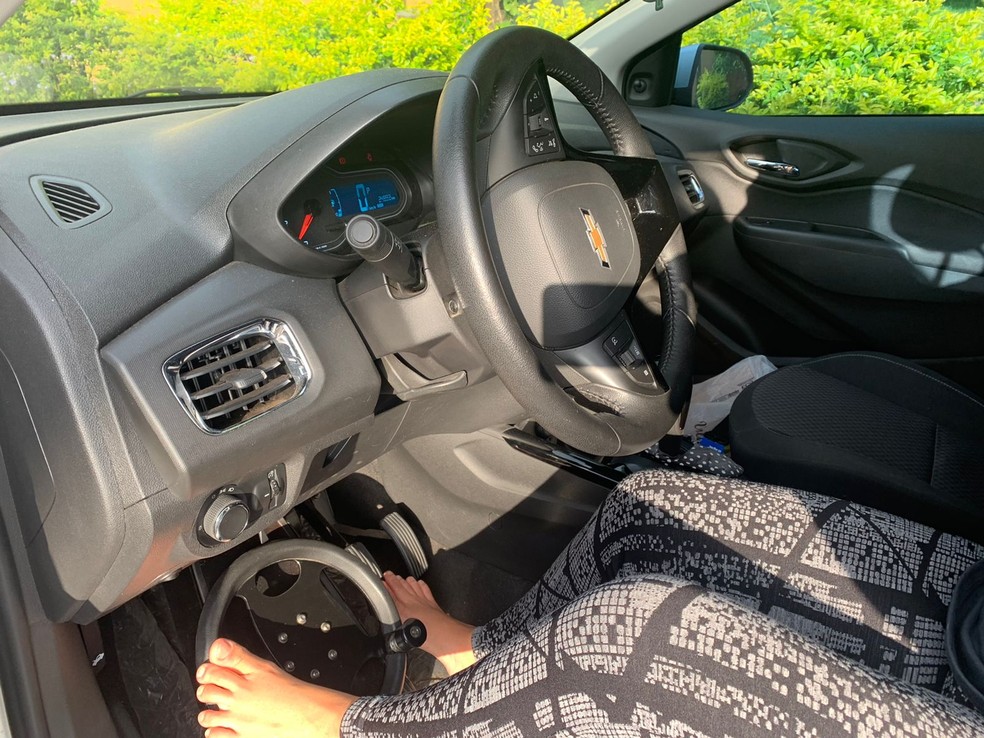 Tanaka conduz com os pés, através de um volante que fica na parte de baixo do veículo — Foto: Arquivo pessoal 