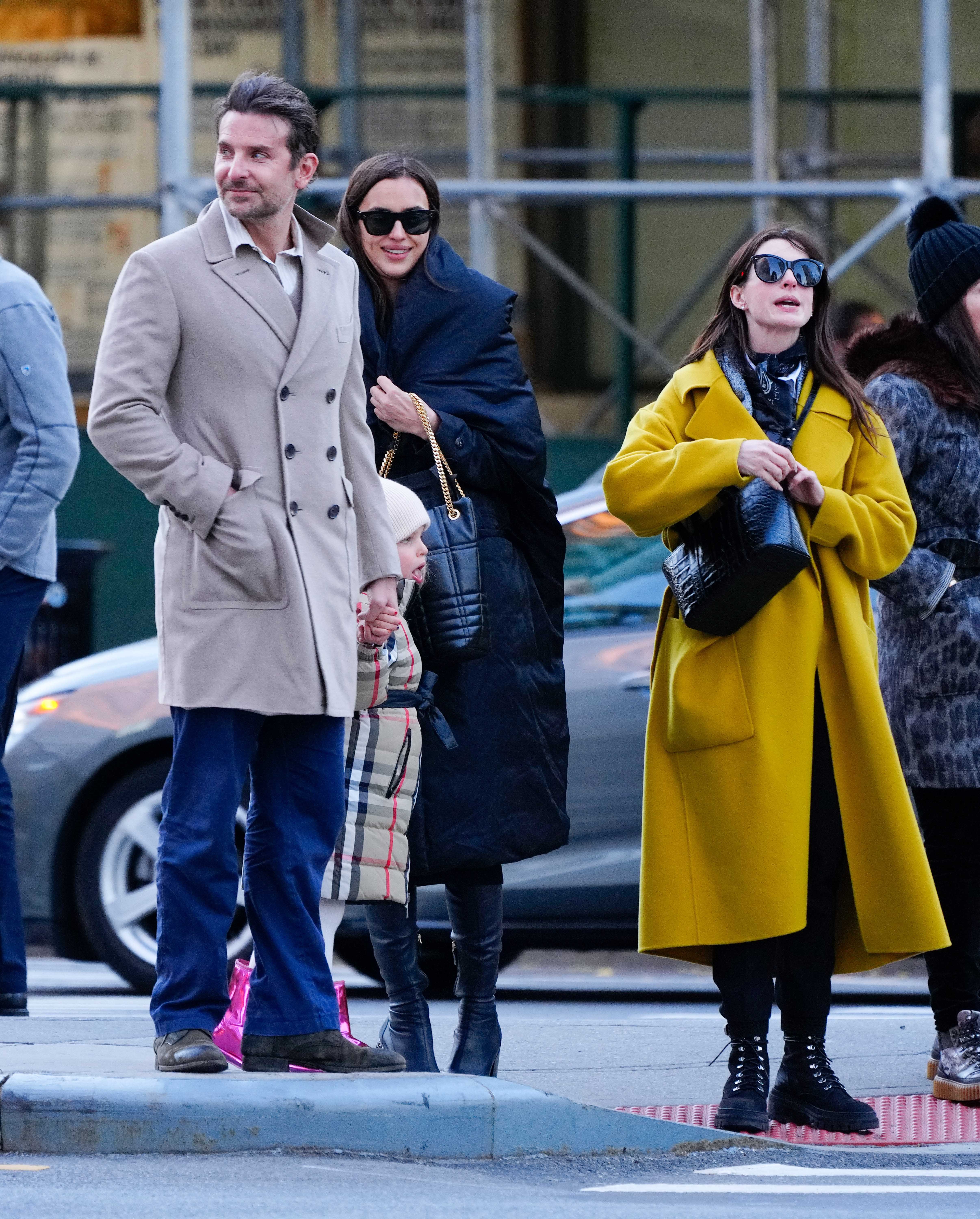 Bradley Cooper, Irina Shayk, a filha, Lea de Seine, e Anne Hathaway (Foto: The Grosby Group)