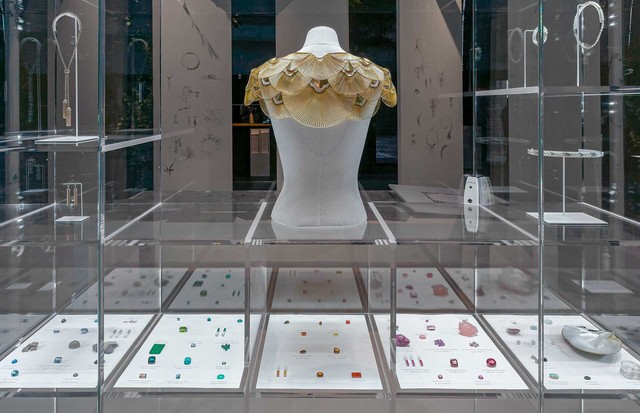 A display from the Boucheron "Vendôrama" exhibition: the Boucheron Library of Stones and the "Cape of Light" (Foto: BOUCHERON)