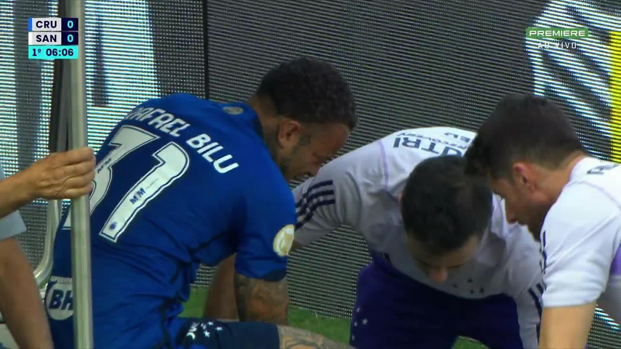 Rafael Bilu, do Cruzeiro, deixa o campo após lesão na panturilha
