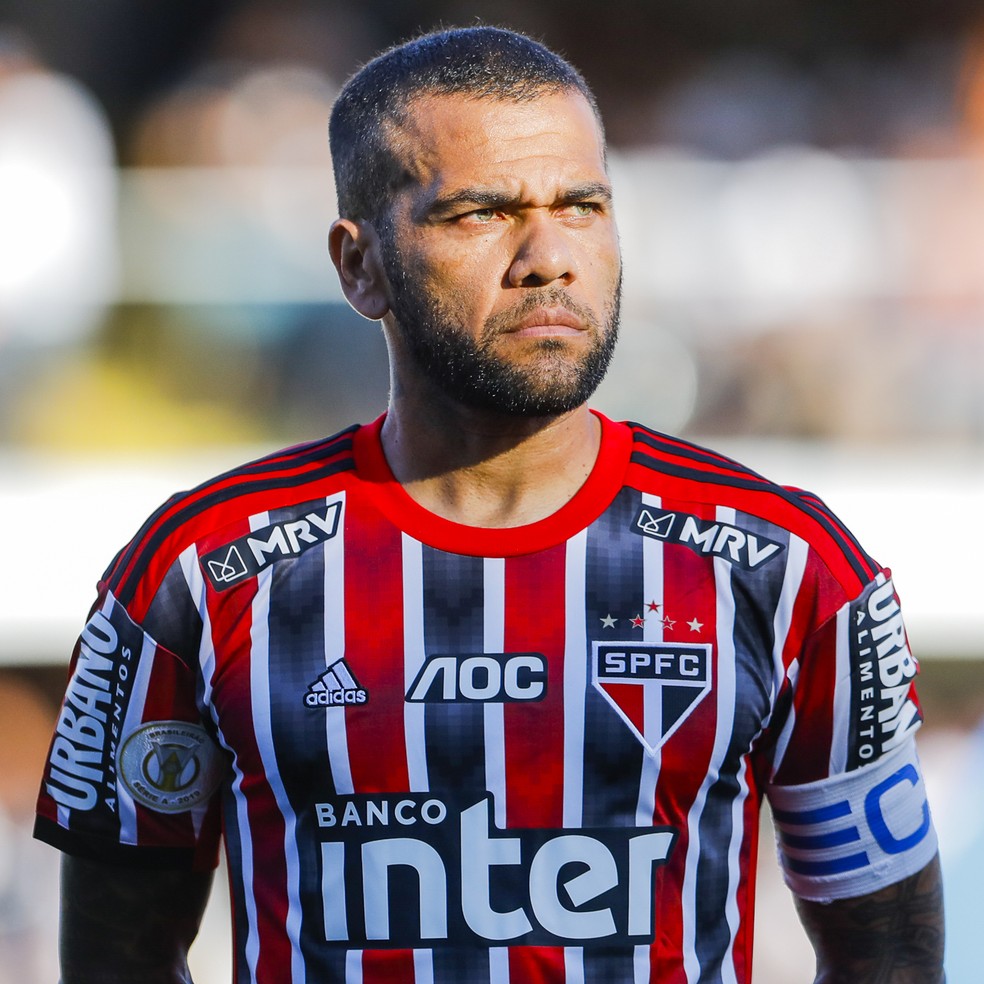 Daniel Alves celebra três meses de São Paulo em publicação ...