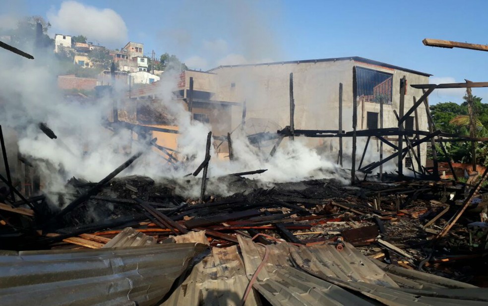 Parte de madeireira fica destruída após incêndio no sul da Bahia (Foto: Divulgação/Corpo de Bombeiros)