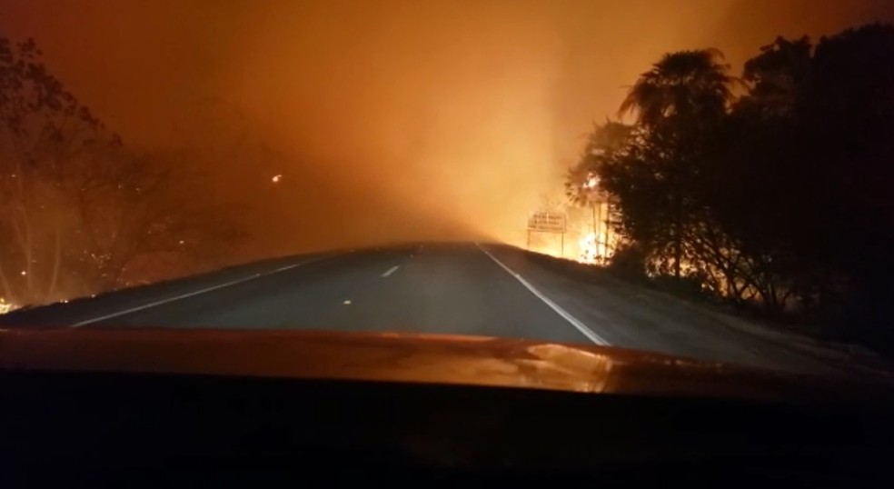 Incêndio de grandes proporções fecha rodovia de MS. — Foto: Reprodução/TV Morena