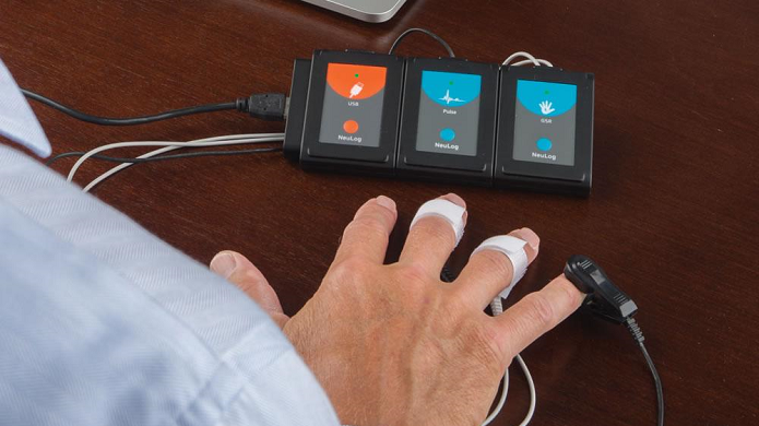 Com monitores de pulso e pressão arterial, esta engenhoca funciona como um detector de mentiras (Foto: Divulgação)