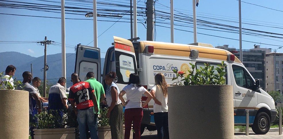 M&atilde;e de Samuel Thomas passa mal em hotel do Flamengo e precisa ser levada de ambul&acirc;ncia ao hospital &mdash; Foto: Emanuelle Ribeiro / GloboEsporte.com