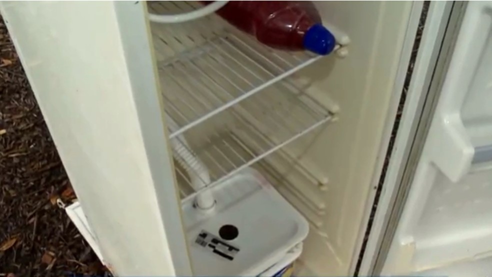 Lavatório feito com geladeira velha em João Pessoa conta com compartimento de detergente, água limpa e água suja — Foto: Reprodução/TV Cabo Branco