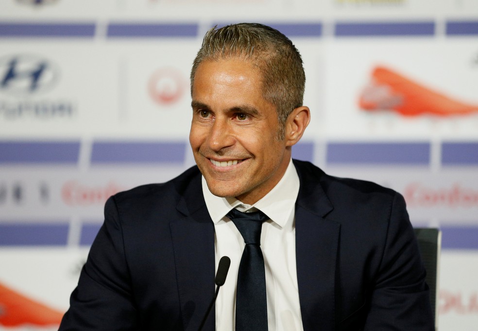 Sylvinho é apresentado no Lyon como novo técnico — Foto: Reuters