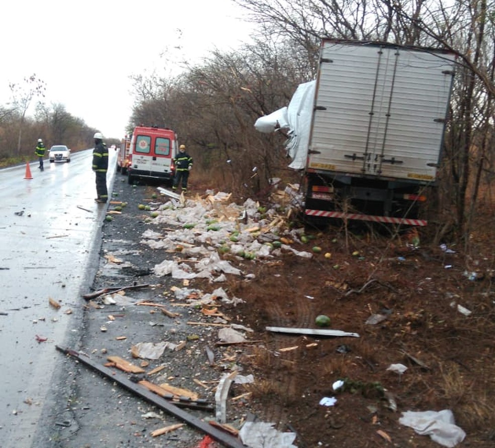 Com o impacto, caminhÃ£o saiu da pista â Foto: Samu/DivulgaÃ§Ã£o
