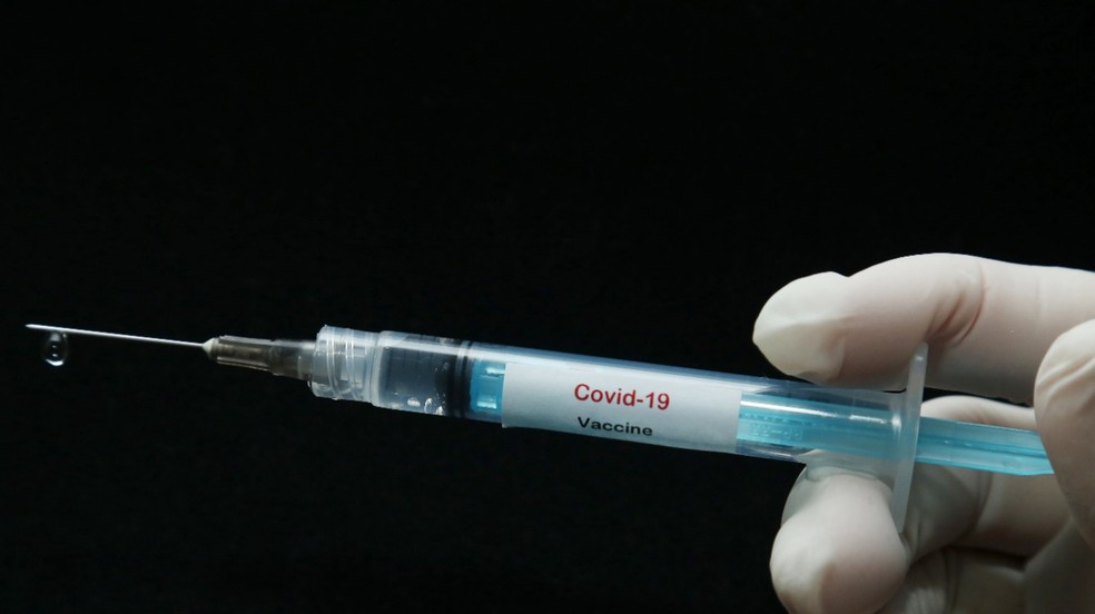 Primeiro grupo a ser vacinado serão os profissionais de saúde da linha de frente da Covid-19. — Foto: Giuliano Gomes/PR Press