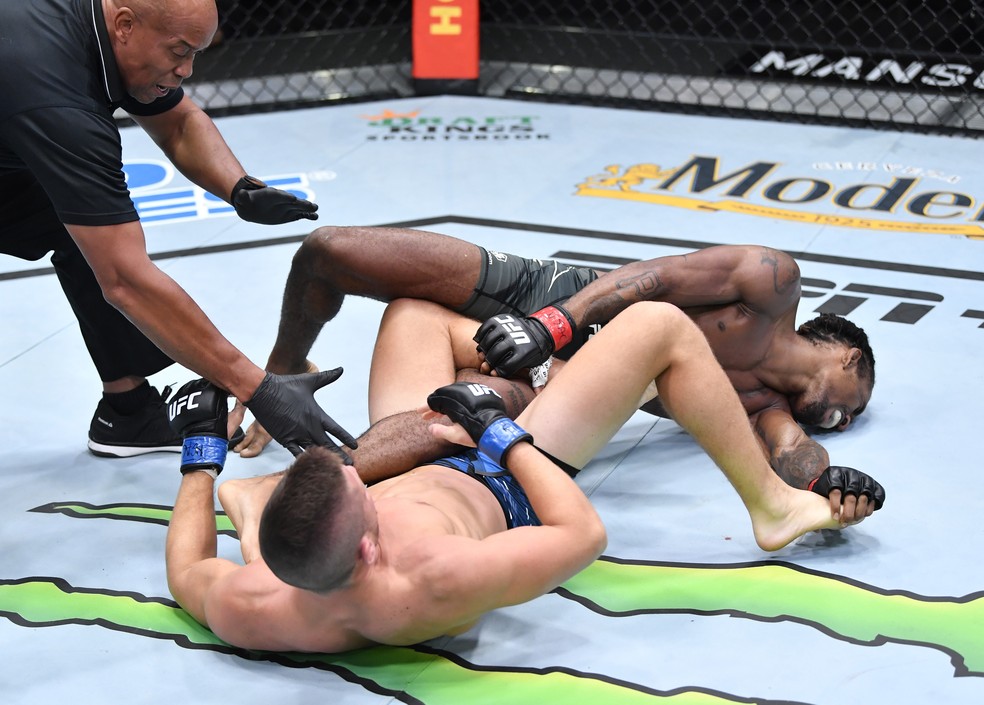 Pat Sabatini encaixa a chave de calcanhar e finaliza Jamall Emmers no UFC Barboza x Chikadze — Foto: Getty Images