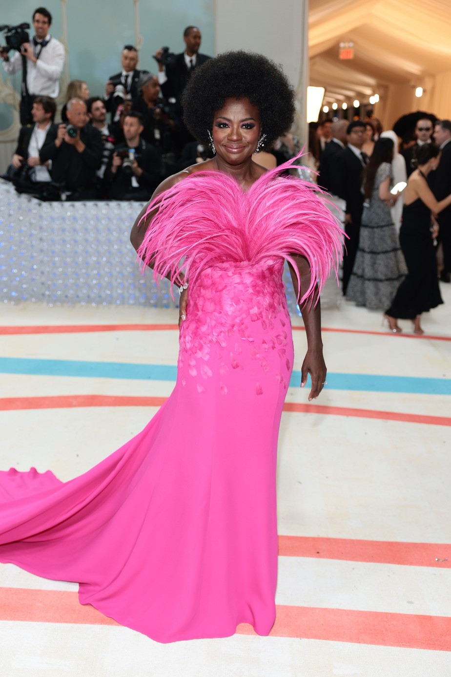 Viola Davis elege look pink com plumas para o Met Gala 2023 | Moda | Glamour