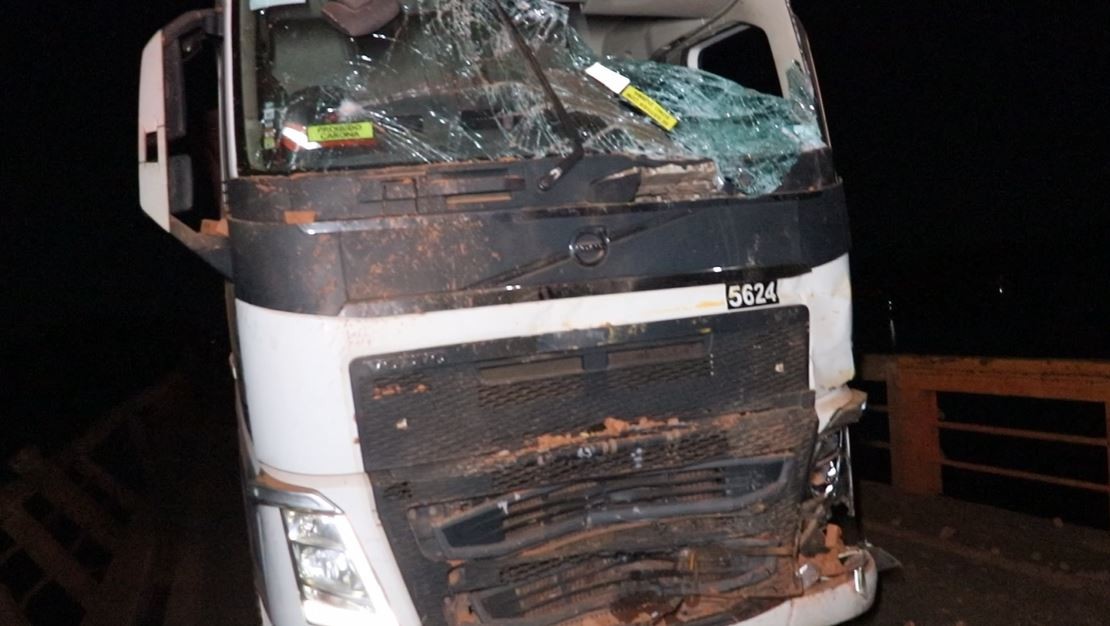 Motorista morre em  batida entre 2 caminhões em rodovia entre Viradouro e Morro Agudo, SP