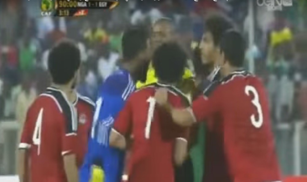 Árbitro irrita jogadores em partida entre Nigéria e Egito (Foto: reprodução)