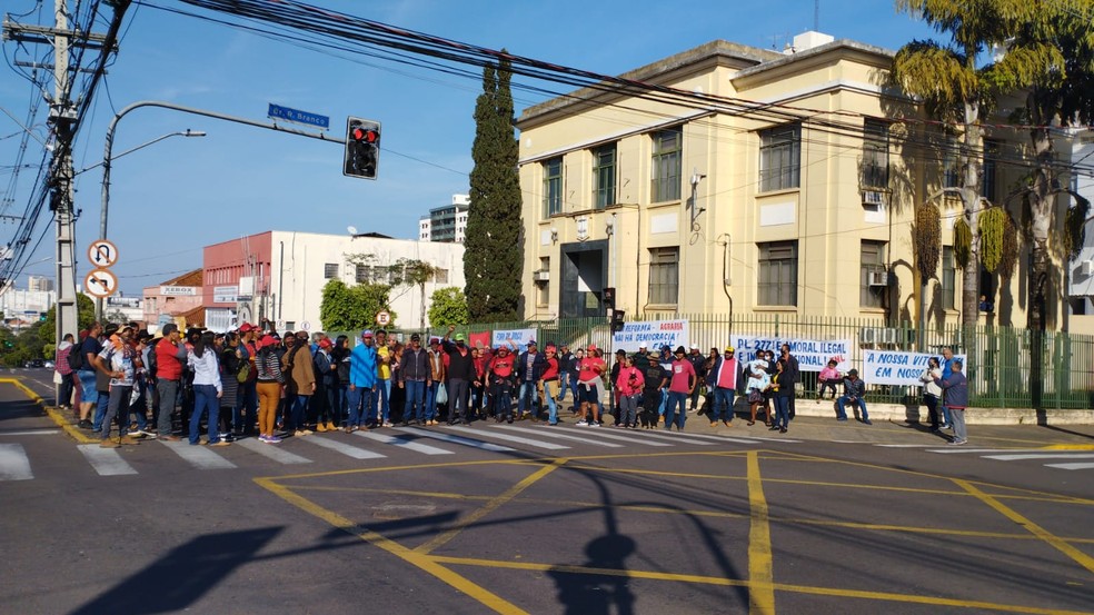 Avenida foi fechada pelos trabalhadores em frente à Procuradoria — Foto: Bruna Bachega/TV Fronteira 