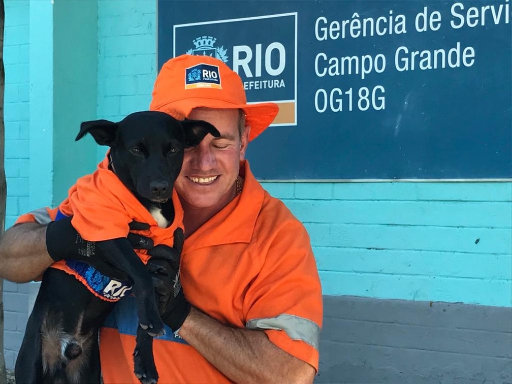 'Levei ele para casa e hoje é como se fosse uma medalhinha de ouro que eu levei para mim', contou Mineiro sobre o cão Pretinho — Foto: Cristina Boeckel/ G1