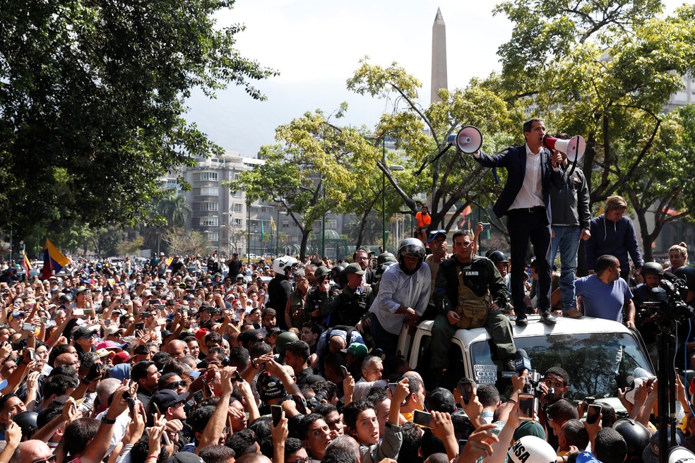 íder da oposição da Venezuela, Juan Guaidó, discursa para apoiadores em Caracas — Foto: Carlos Garcia Rawlins/Reuters